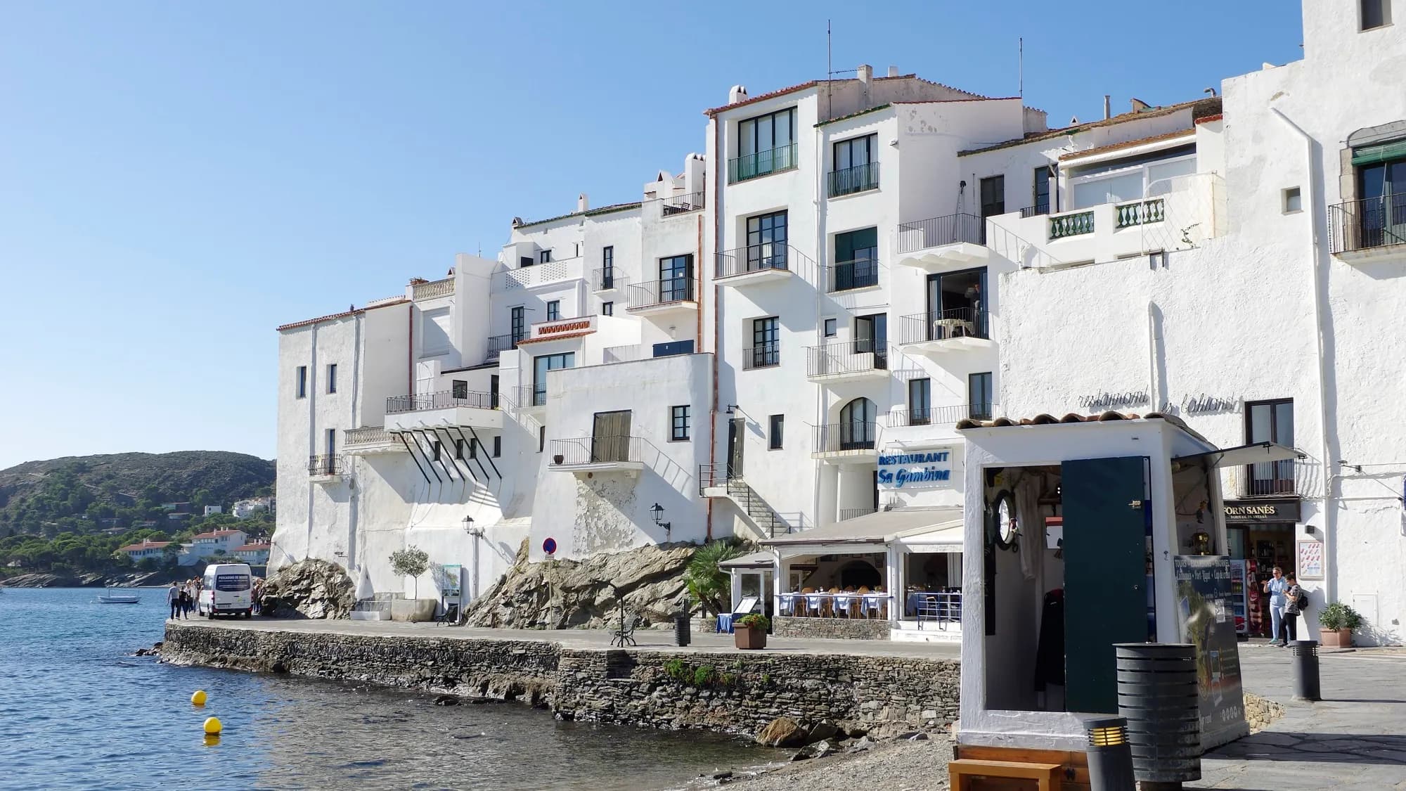 Les maisons blanches de Cadaqués au bord de l'eau, sur la Costa Brava