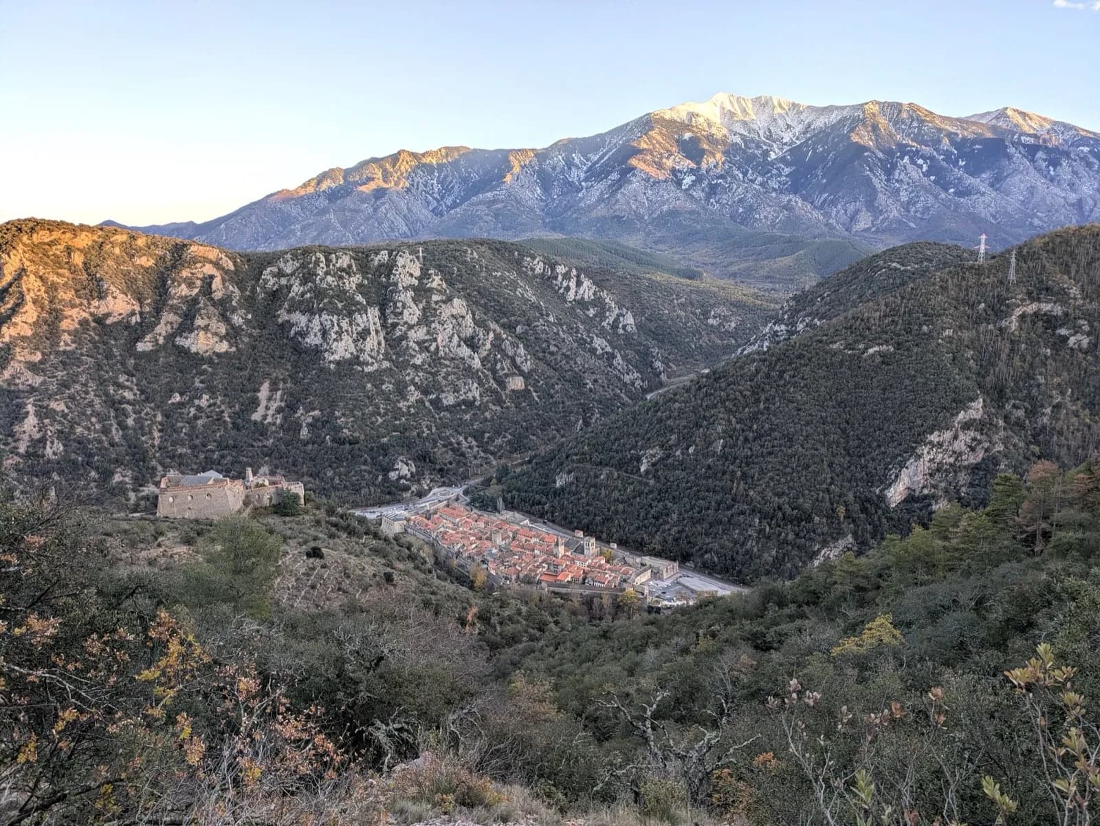 La cité fortifiée de Villefranche-de-Conflent au fond de la vallée, sous le Canigou